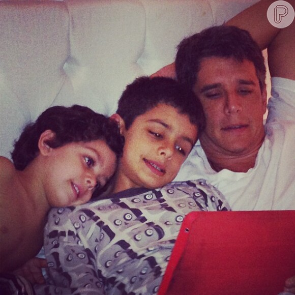 A nutricionista Andréa Santa Rosa, mulher do ator Márcio Garcia, postou foto do marido com os filhos