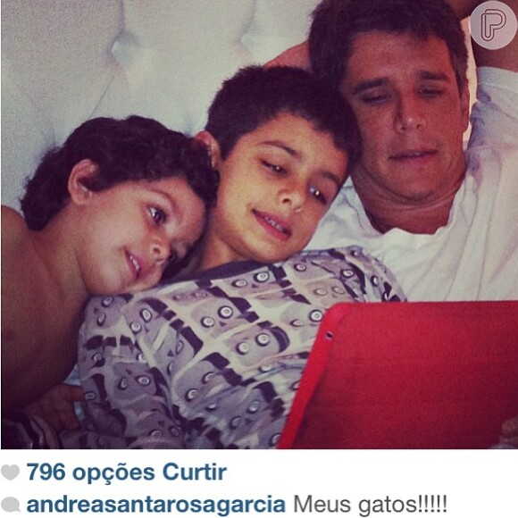 Márcio Garcia republicou uma foto postada por sua mulher, Andréa Santa Rosa, em que ele e os filhos aparecem fazendo uma leitura em um tablet, em 27 de junho de 2013