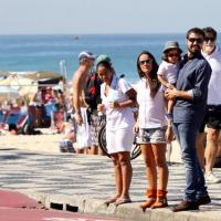 Ricardo Pereira curte sábado em família em praia carioca