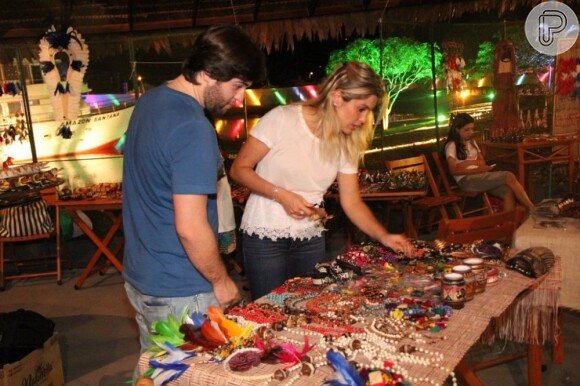 Flávia Alessandra também conferiu a feira de Parintins, Manaus 