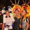 Flávia e Alesandra e Paolla Oliveira posam sorridentes ao lado de David Brasil