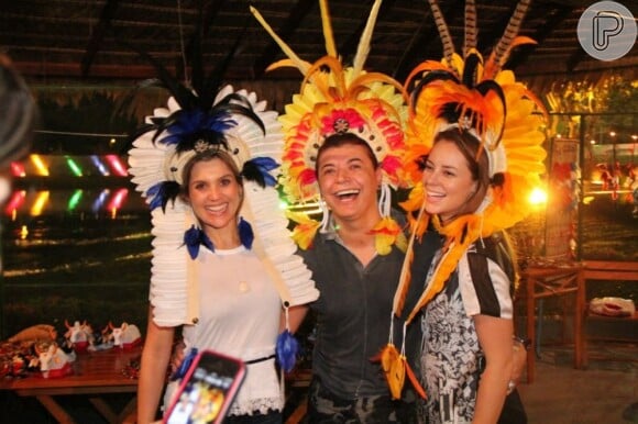Flávia e Alesandra e Paolla Oliveira posam sorridentes ao lado de David Brasil