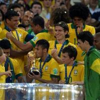Bruna Marquezine encontra Neymar para festejar título da Copa das Confederações