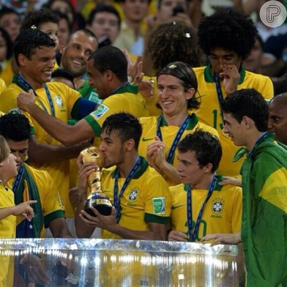 Neymar beija a taça da Copa das Confederações em 30 de junho de 2013
