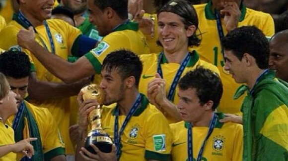 Bruna Marquezine encontra Neymar para festejar título da Copa das Confederações