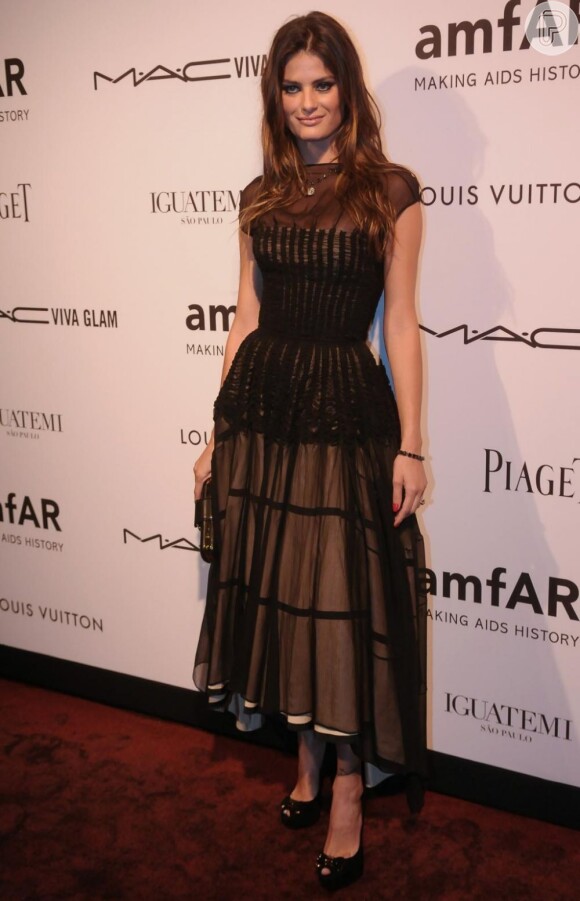 A embaixadora oficial da marca L'Oreal Paris usou um modelo elegante para o baile beneficente da amfAR em abril de 2012