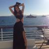 Com um vestido que destacava suas curvas, Isabeli Fontana posou em um cruzeiro e compartilhou o momento no Instagram, em maio deste ano