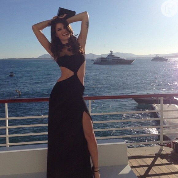 Com um vestido que destacava suas curvas, Isabeli Fontana posou em um cruzeiro e compartilhou o momento no Instagram, em maio deste ano