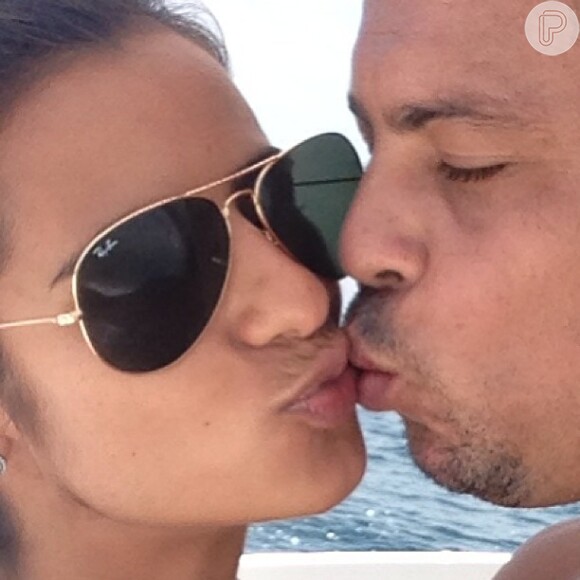 Ronaldo e Paula Morais sempre fazem declarações pelas redes sociais. No último Dia dos Namorados, o ex-jogador postou uma foto beijando a amada