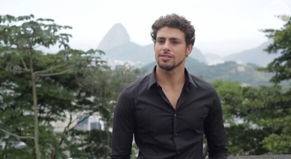'A brasileira é sexy', disse Cauã no vídeo