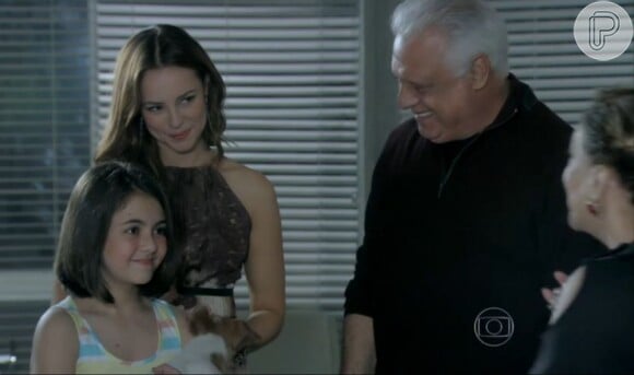 Paulinha (Klara Castanho) já está morando na casa de Paloma (Paolla Oliveira) e já recebeu a visita dos avós em 'Amor à Vida'