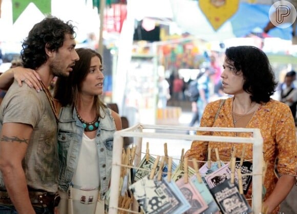 Lino (José Henrique Ligabue) e Carol (Maria Joana) dizem a Jurema Batista que estão procurando por Maria Adília (Dadá Coelho), em 'Flor do Caribe'