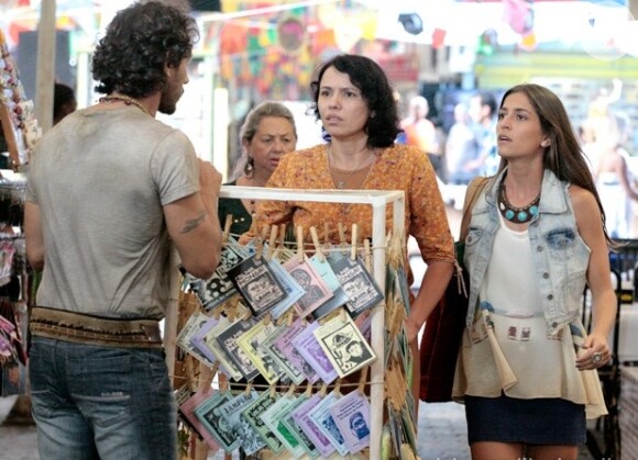 Maria Adília (Dadá Coelho), com o nome de Jurema Batista, conversa com Lino (José Henrique Ligabue) e Carol (Maria Joana), em 'Flor do Caribe'