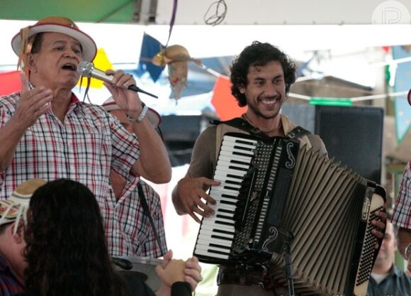 Lino (José Henrique Ligabue) toca sanfona na feira de São Crístóvão, em cena de "Flor do Caribe"