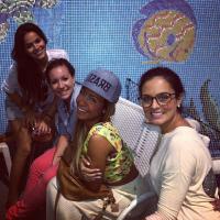Bruna Marquezine e a irmã de Neymar curtem fim de semana em Santos
