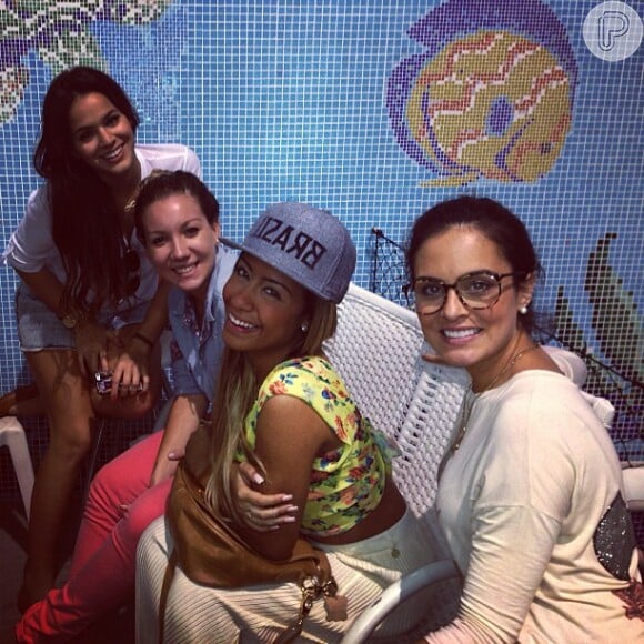 Bruna Marquezine fica em Santos junto de Neymar e da cunhada, Rafaella Beckran, em 7 de julho de 2013