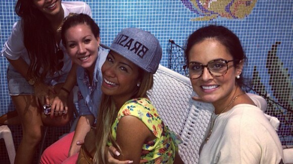 Bruna Marquezine e a irmã de Neymar curtem fim de semana em Santos