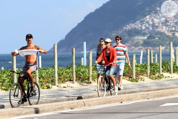 Carolina Ferraz começou o passeio de bicicleta com um casaco laranja, mas logo o tirou por conta do calor
