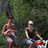 Carolina Ferraz passeia de bicicleta com o namorado, Marcelo Marins, no Rio
