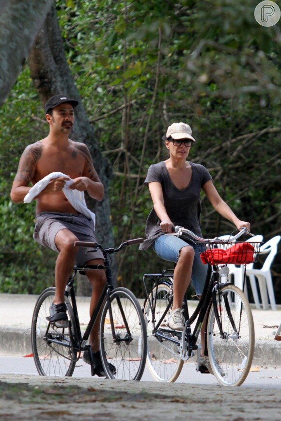 Carolina Ferraz e Marcelo Marins andaram de bicicleta juntos, no Rio de Janeiro, em 8 de julho de 2013