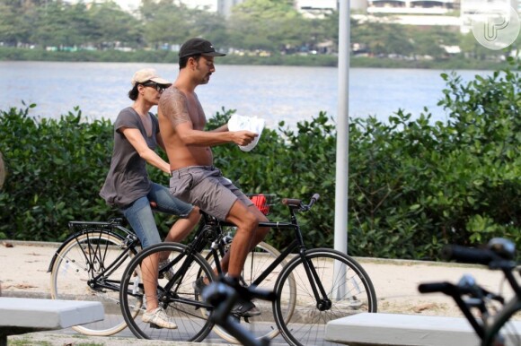 Carolina Ferraz e Marcelo Marins pedalaram pela Lagoa, Zona Sul do Rio de Janeiro