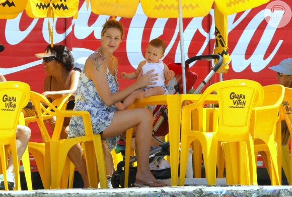 Luana Piovani leva o filho, Dom, para passear na orla da praia, no Rio de Janeiro, em 8 de dezembro de 2012