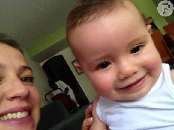 Luana Piovani posta foto do filho, Dom, sorrindo logo pela manhã, no Twitter