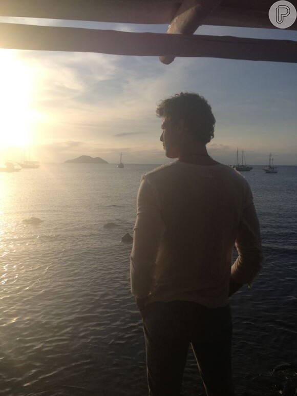 Cauã Reymond publica foto olhando para o mar de Búzios, na Região dos Lagos do Rio de Janeiro, em 8 de julho de 2013