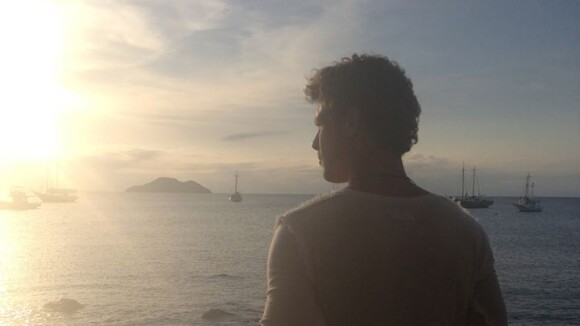 Cauã Reymond viaja para Búzios, no Rio, e posa olhando o mar da região