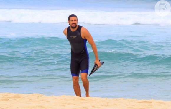 Cauã Reymond gosta de surfar na praia da Barra da Tijuca, no Rio de Janeiro