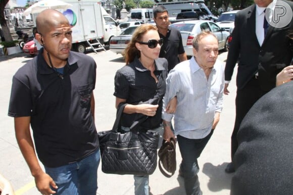 Stênio Garcia e a mulher, Marilene Saade compareceram ao velório de Marcos Paulo