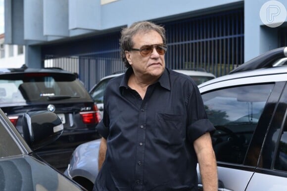 Dennis Carvalho chega ao velório de Marcos Paulo