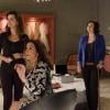 Renata (Regiane Alves) fica preocupada com o que Charlene (Mayana Neiva) pode fazer na maquiagem de Damáris (Marisa Orht), em 'Sangue Bom'