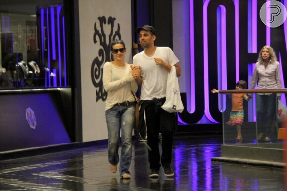 Cleo Pires é vista com amigo em shopping do Rio de Janeiro