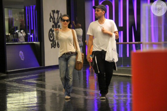 Cleo Pires vai a shopping com amigo, no Rio