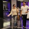 Cleo Pires caminha por shopping com sutiã preto à mostra