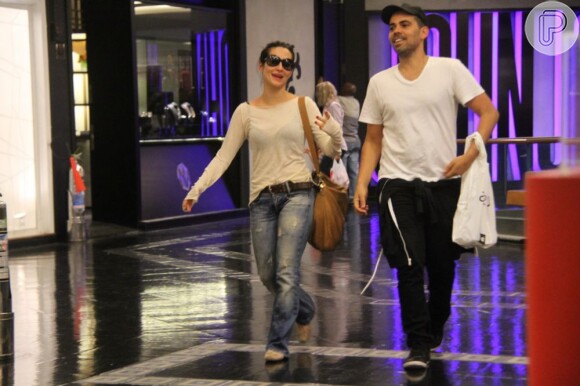 Cleo Pires passeia em shopping com amigo