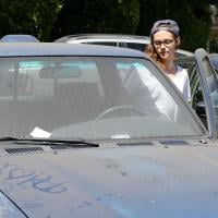 Kristen Stewart exibe carro com mensagem no capô: 'Eu amo Rob'