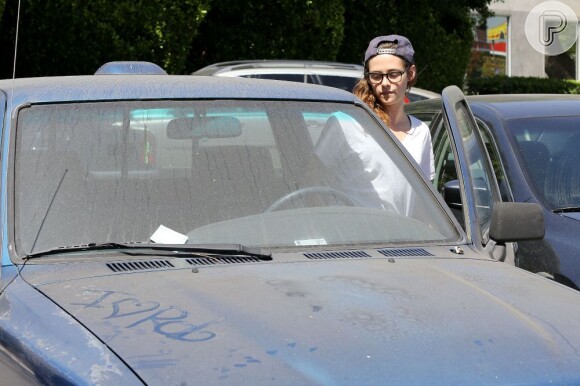 Kristen Stewart entra em sua caminhote com 'I heart Rob' escrito no capô do veículo, em 8 de julho de 2013