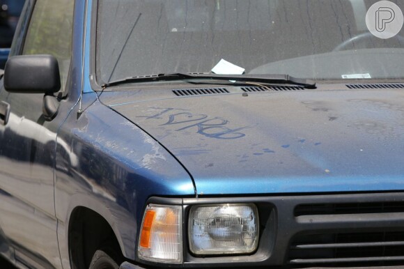 Alguém escreve 'I heart Rob' (Eu amo Rob) no capô do carro da Kristen Stewart