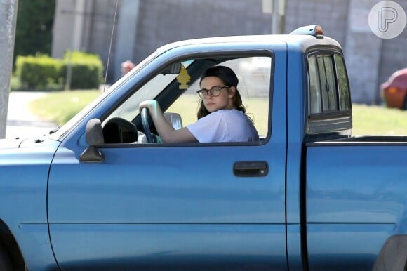Kristen Stewart deixa o local em sua caminhonete