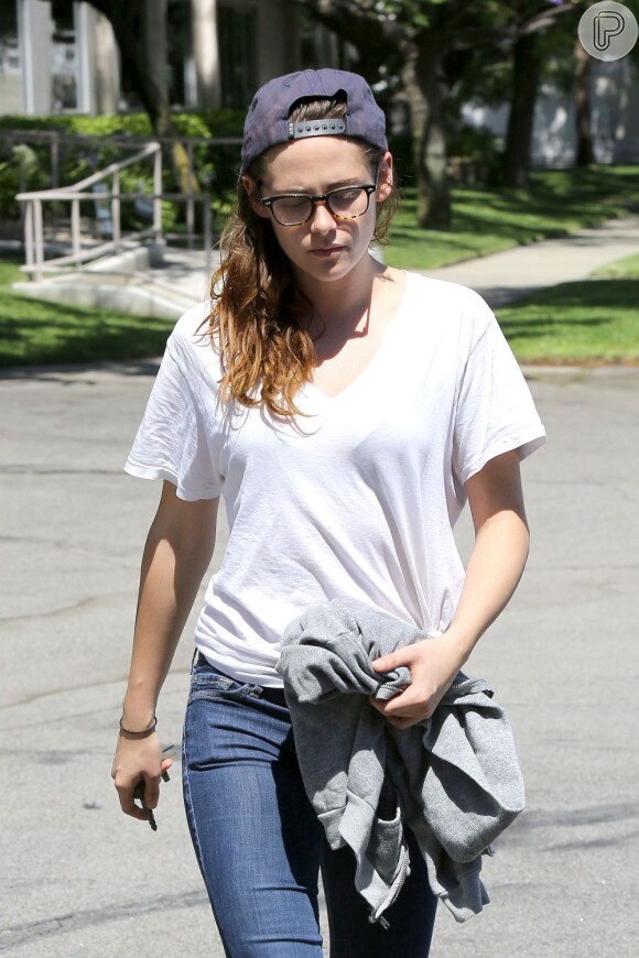 Kristen Stewart caminha tranquilamente sem ligar para a presença dos fotógrafos