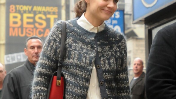 Katie Holmes é fotografada com sorriso discreto ao chegar à Broadway, nos EUA