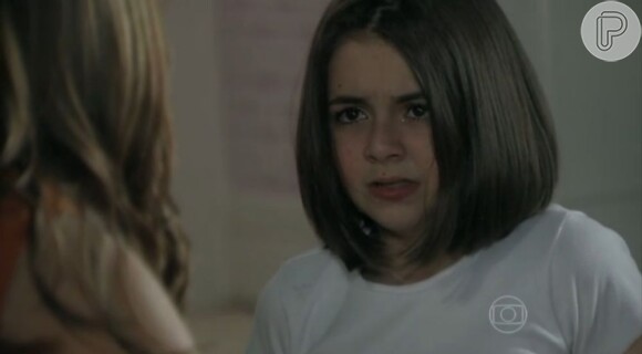 Paulinha (Klara Castanho) fica sabendo que é filha de Paloma (Paolla Olivera), em cena de 'Amor à Vida'