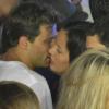 Henri Castelli beija a moça durante a folia