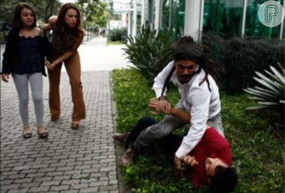 Paulinha (Klara Castanho) chora ao ver o pai apanhando de Ninho (Juliano Cazarré) e Paloma (Paolla Oliveira) pede que os dois parem de brigar, em 'Amor à Vida'