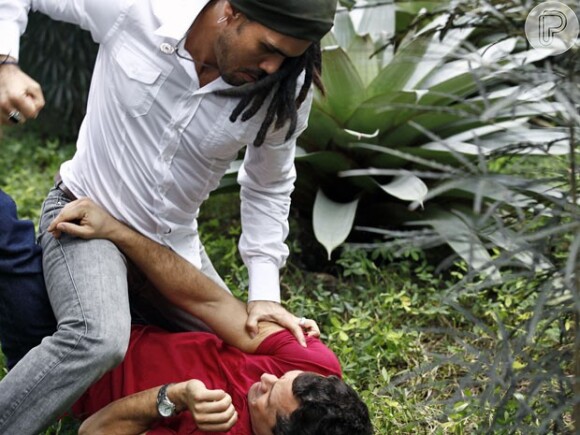 Ninho (Juliano Cazarré) revida o soco de Bruno (Malvino Salvador), em 'Amor à Vida'