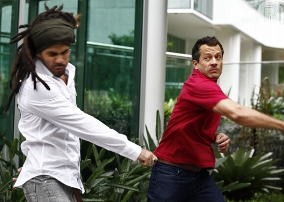 Ninho (Juliano Cazarré) e Bruno (Malvino Salvador) trocam socos na frente de Paulinha (Klara Castanho), em 'Amor à Vida', em 12 de julho de 2013
