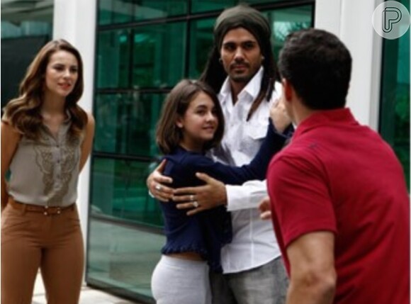 Bruno (Malvino Salvador) fica furioso ao ver Ninho (Juliano Cazarré) brincando com Paulinha (Klara Castanho), em 'Amor à Vida'