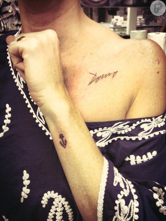 Luana Piovani tatuou o nome do filho, Dom, no peito e uma âncora, que significa a união com Pedro Scooby no pulso